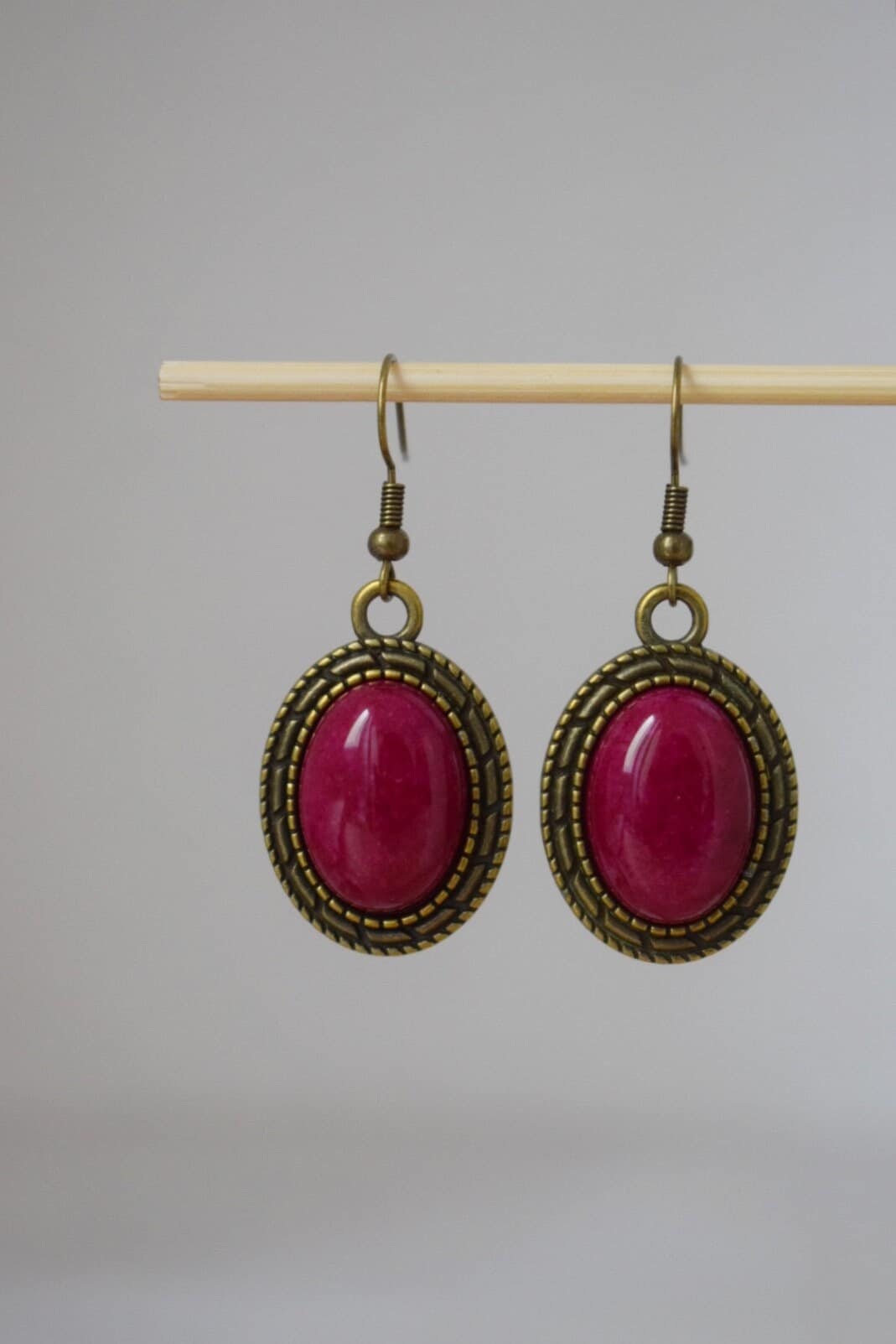Vintage rote Jade Ohrringe, Burgunderroter Edelstein, ovaler Anhänger aus Steinbronze, Statement filigrane Ohrringe, Schmuckgeschenk Frauen