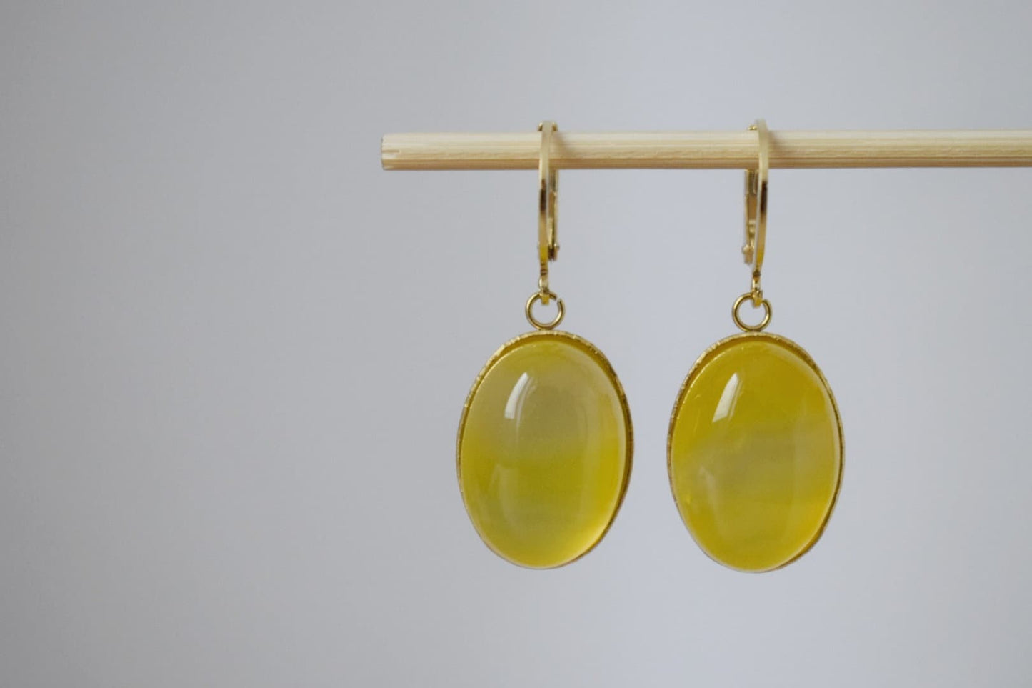 Gelbe Achat Ohrringe, Ovale Edelstein Ohrringe, Hängeohrringe aus Naturstein, Handgefertigter Schmuck, Muttertagsgeschenk für Sie