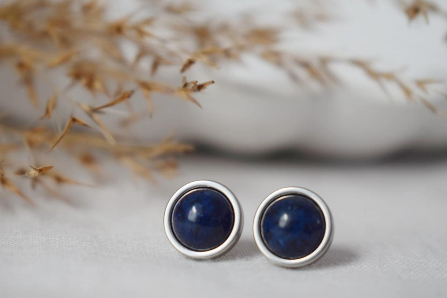 Lapislazuli-Ohrstecker aus Edelstahl, rund, 8 mm, dunkelblauer Edelstein, Geburtsstein für September, Unisex-Schmuckgeschenk