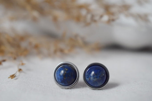 Lapislazuli-Ohrstecker aus Edelstahl, rund, 8 mm, dunkelblauer Edelstein, Geburtsstein für September, Unisex-Schmuckgeschenk