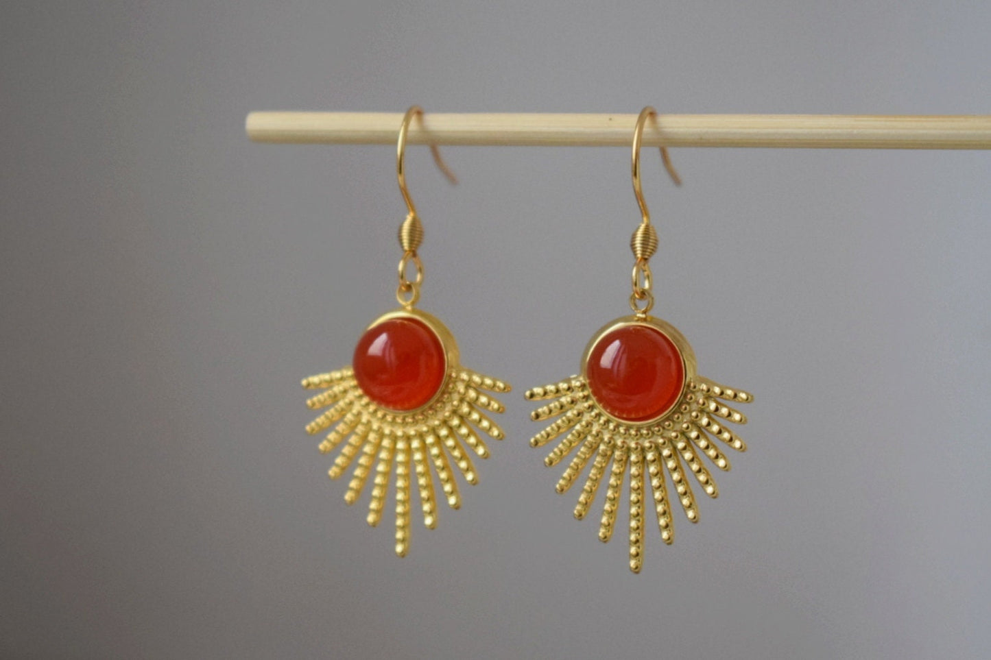 Rote Achatohrringe mit 18 Karat vergoldetem Sonnenstrahlenanhänger aus Edelstahl und Ohrhaken aus Edelstahl, Sunburst, Himmlischer Schmuck