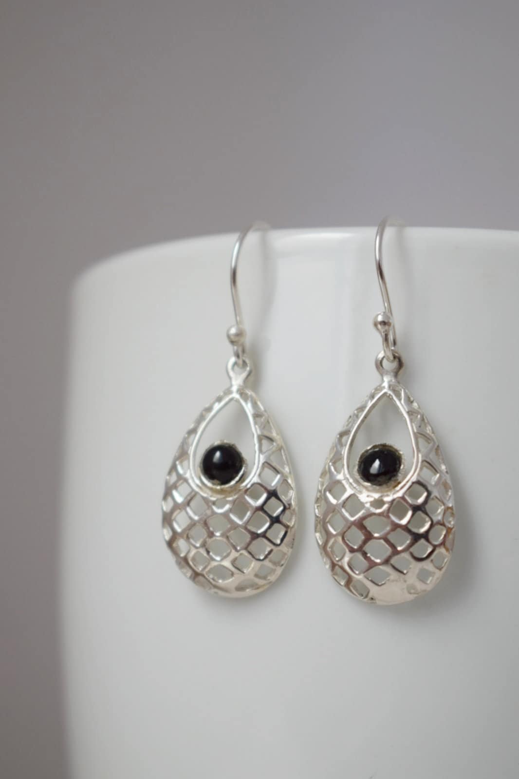 Schwarze Onyx-Ohrringe mit Sterling-Silber-Tropfen-Ornament-Anhänger und 925er Silber-Ohrringhaken, Boho-Edelsteinschmuck, Geschenk für Sie