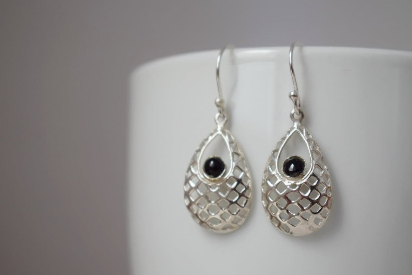 Schwarze Onyx-Ohrringe mit Sterling-Silber-Tropfen-Ornament-Anhänger und 925er Silber-Ohrringhaken, Boho-Edelsteinschmuck, Geschenk für Sie