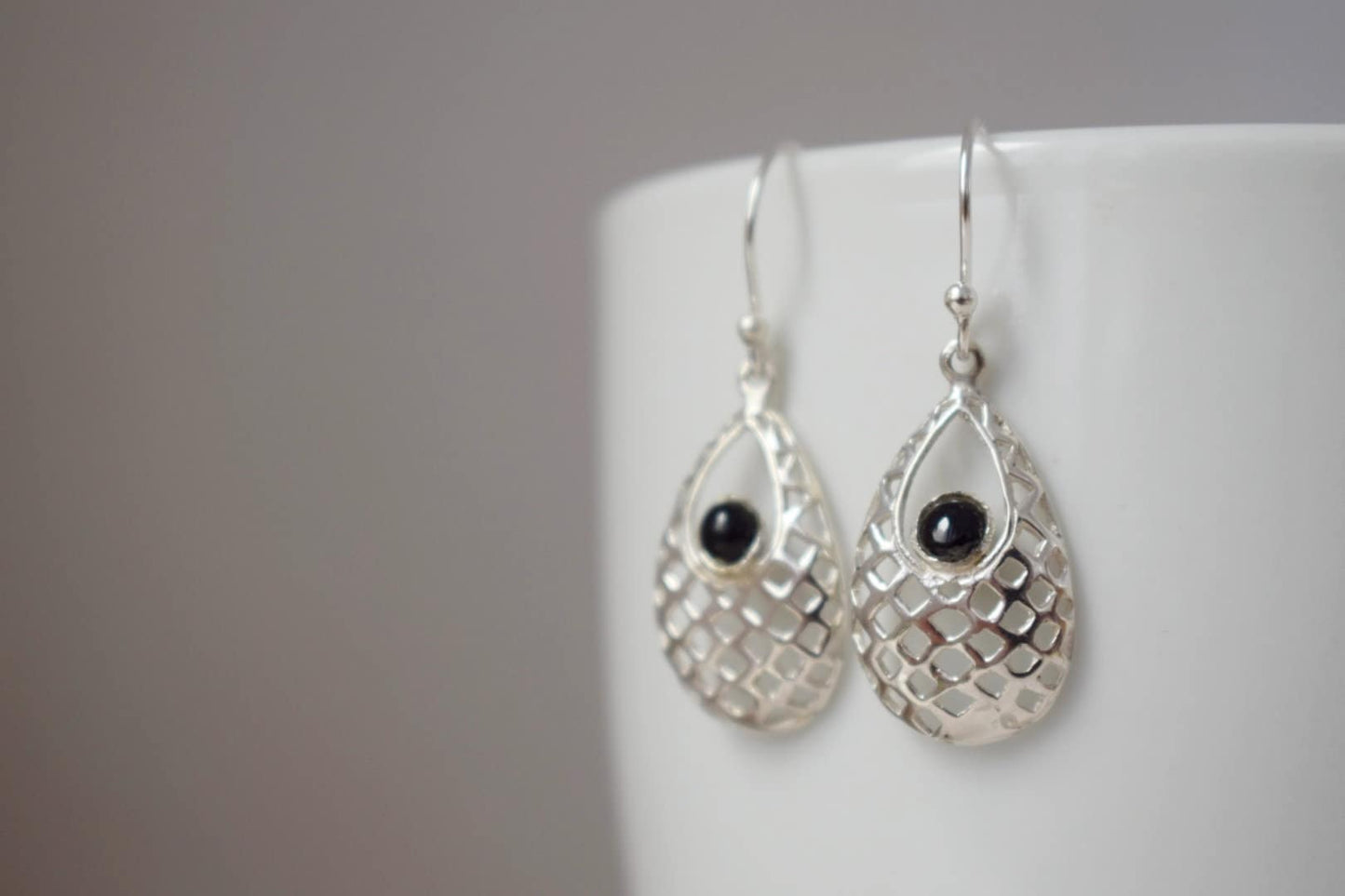 Schwarze Onyx-Ohrringe mit Sterling-Silber-Tropfen-Ornament-Anhänger und 925er Silber-Ohrringhaken, Boho-Edelsteinschmuck, Geschenk für Sie
