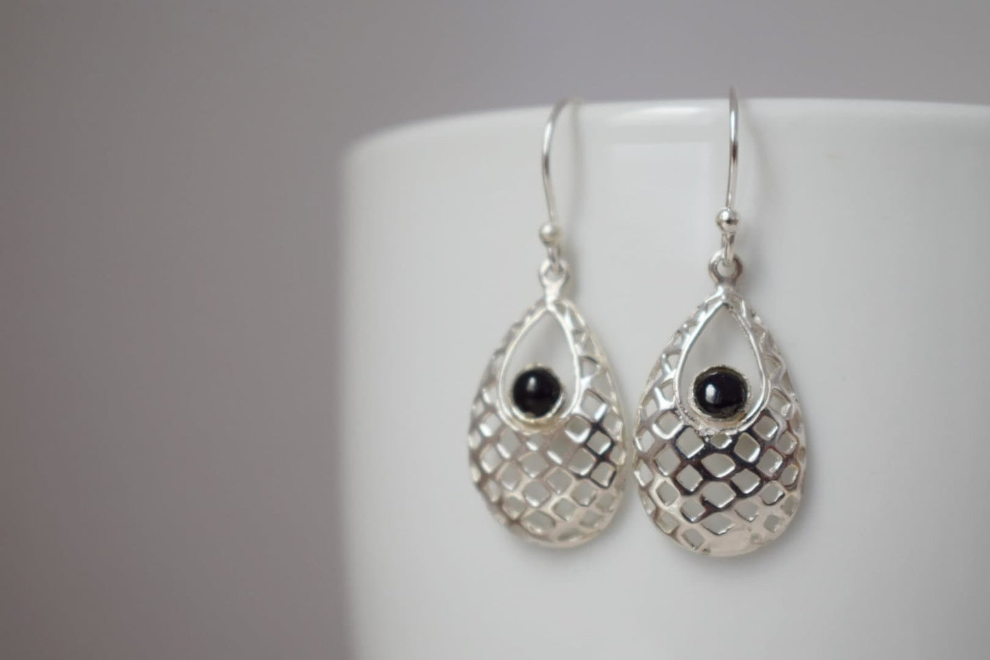 Schwarze Onyx-Ohrringe mit Sterling-Silber-Tropfen-Ornament-Anhänger und 925er Silber-Ohrringhaken, Boho-Edelsteinschmuck, Geschenk für Sie