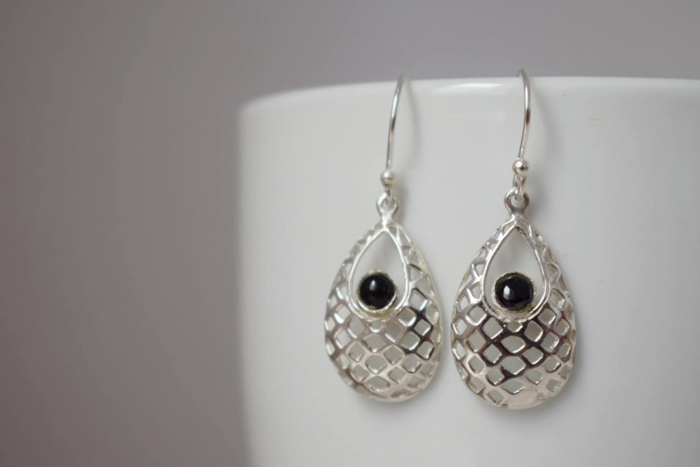 Schwarze Onyx-Ohrringe mit Sterling-Silber-Tropfen-Ornament-Anhänger und 925er Silber-Ohrringhaken, Boho-Edelsteinschmuck, Geschenk für Sie