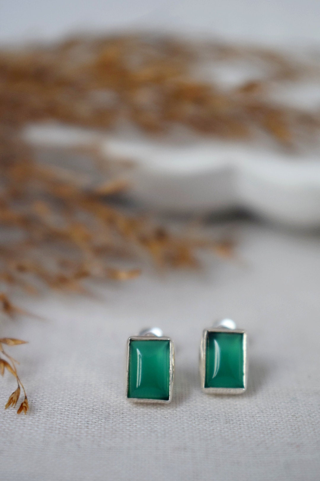 Grüne Onyx Sterling Silber Ohrstecker, Kleiner Edelstein Schmuck, Minimalistische Ohrringe aus Naturstein, Leichte Ohrstecker, Valentinstag Geschenk