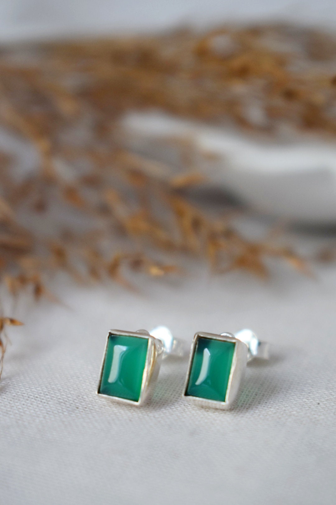 Grüne Onyx Sterling Silber Ohrstecker, Kleiner Edelstein Schmuck, Minimalistische Ohrringe aus Naturstein, Leichte Ohrstecker, Valentinstag Geschenk