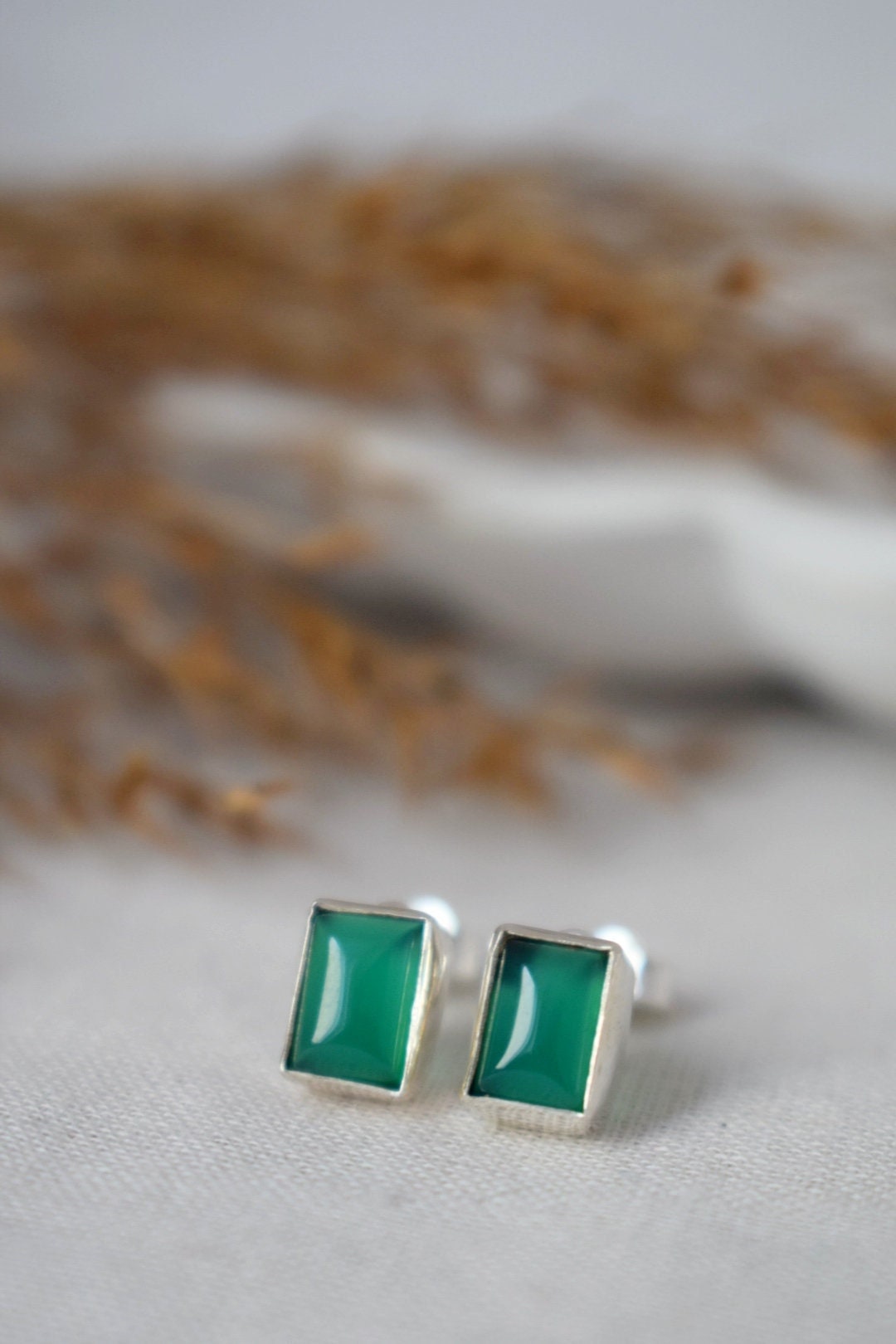 Grüne Onyx Sterling Silber Ohrstecker, Kleiner Edelstein Schmuck, Minimalistische Ohrringe aus Naturstein, Leichte Ohrstecker, Valentinstag Geschenk