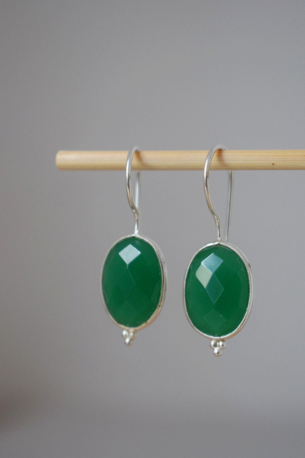 Grüne Onyx Ohrringe, 925 Sterling Silber Edelstein Ohrringe, Oval facettiert Naturstein, Einzigartiger Boho Schmuck, Bestes Weihnachtsgeschenk