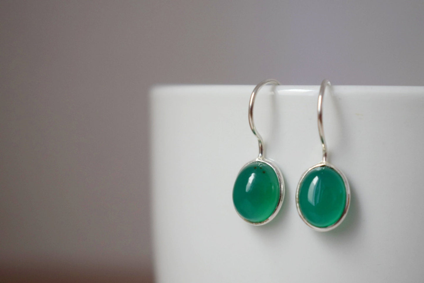 Kleine grüne Onyx-Ohrringe aus 925er Sterlingsilber, ovaler Edelstein-Unikatschmuck, glänzender Naturstein, bestes Muttertagsgeschenk für Sie