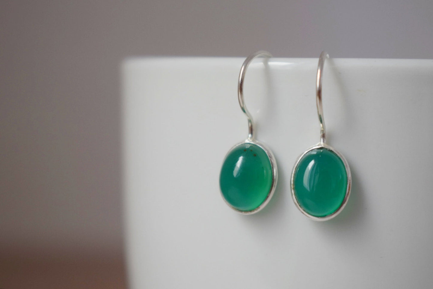 Kleine grüne Onyx-Ohrringe aus 925er Sterlingsilber, ovaler Edelstein-Unikatschmuck, glänzender Naturstein, bestes Muttertagsgeschenk für Sie