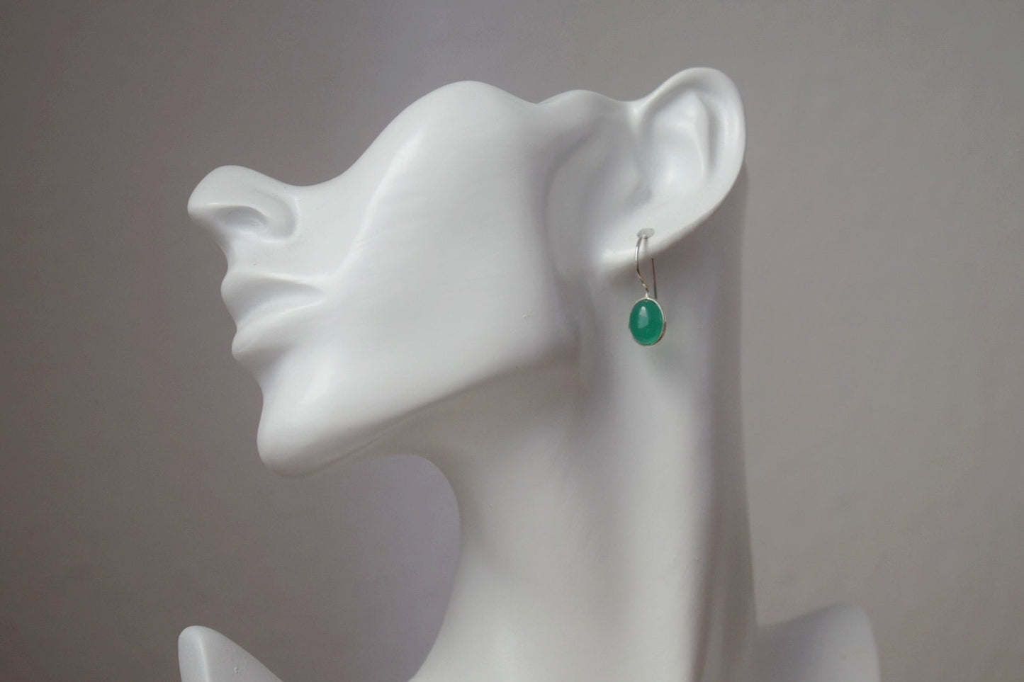 Kleine grüne Onyx-Ohrringe aus 925er Sterlingsilber, ovaler Edelstein-Unikatschmuck, glänzender Naturstein, bestes Muttertagsgeschenk für Sie
