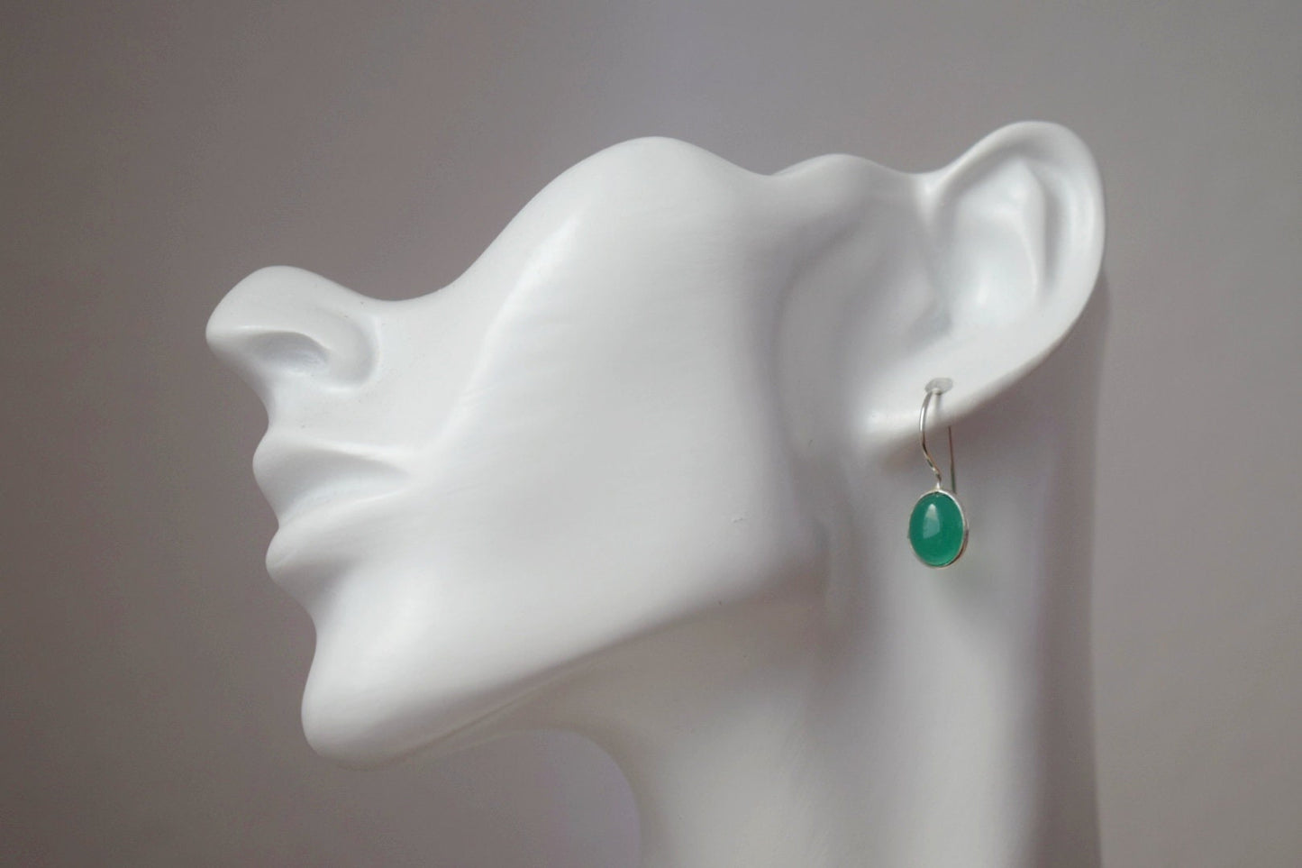 Kleine grüne Onyx-Ohrringe aus 925er Sterlingsilber, ovaler Edelstein-Unikatschmuck, glänzender Naturstein, bestes Muttertagsgeschenk für Sie