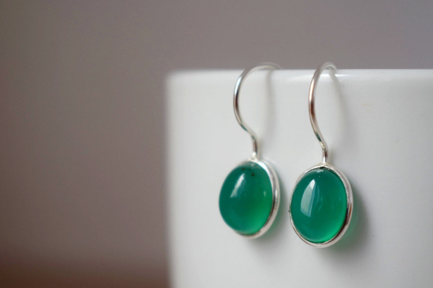 Kleine grüne Onyx-Ohrringe aus 925er Sterlingsilber, ovaler Edelstein-Unikatschmuck, glänzender Naturstein, bestes Muttertagsgeschenk für Sie