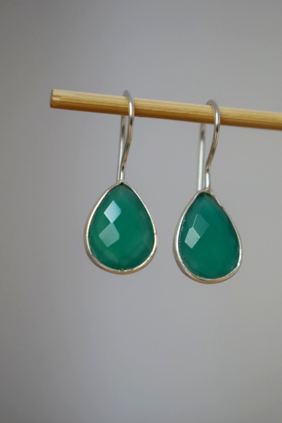 Tropfenförmige grüne Onyx-Ohrringe aus 925er Sterlingsilber, facettierte Edelstein-Ohrhänger, Einzigartiger Schmuck, Bestes Muttertagsgeschenk