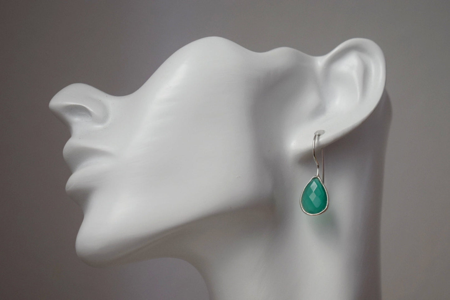 Tropfenförmige grüne Onyx-Ohrringe aus 925er Sterlingsilber, facettierte Edelstein-Ohrhänger, Einzigartiger Schmuck, Bestes Muttertagsgeschenk