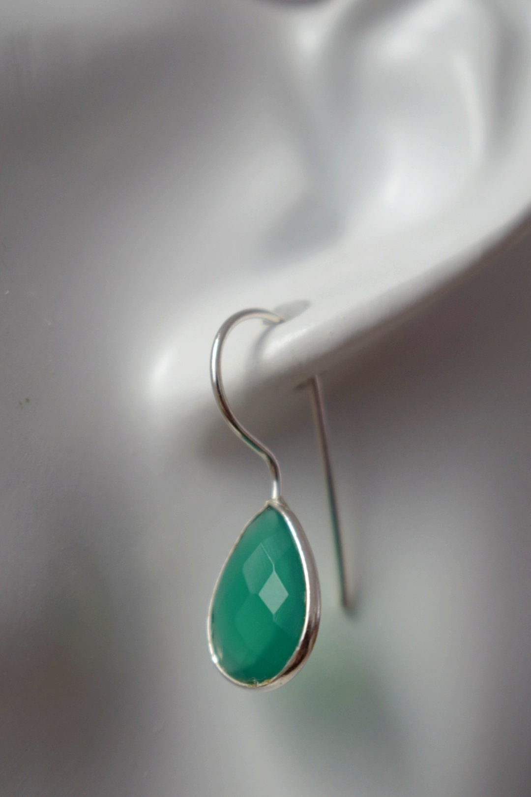 Tropfenförmige grüne Onyx-Ohrringe aus 925er Sterlingsilber, facettierte Edelstein-Ohrhänger, Einzigartiger Schmuck, Bestes Muttertagsgeschenk