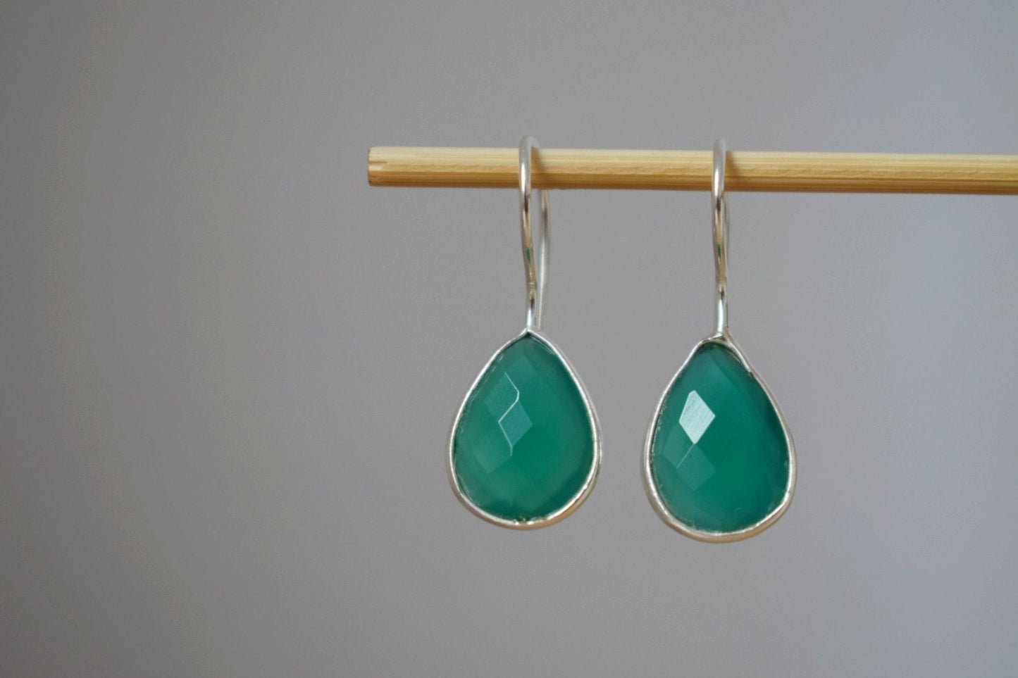 Tropfenförmige grüne Onyx-Ohrringe aus 925er Sterlingsilber, facettierte Edelstein-Ohrhänger, Einzigartiger Schmuck, Bestes Muttertagsgeschenk