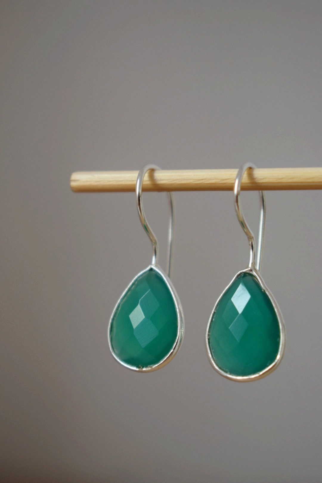 Tropfenförmige grüne Onyx-Ohrringe aus 925er Sterlingsilber, facettierte Edelstein-Ohrhänger, Einzigartiger Schmuck, Bestes Muttertagsgeschenk