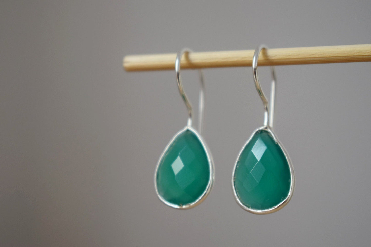 Tropfenförmige grüne Onyx-Ohrringe aus 925er Sterlingsilber, facettierte Edelstein-Ohrhänger, Einzigartiger Schmuck, Bestes Muttertagsgeschenk