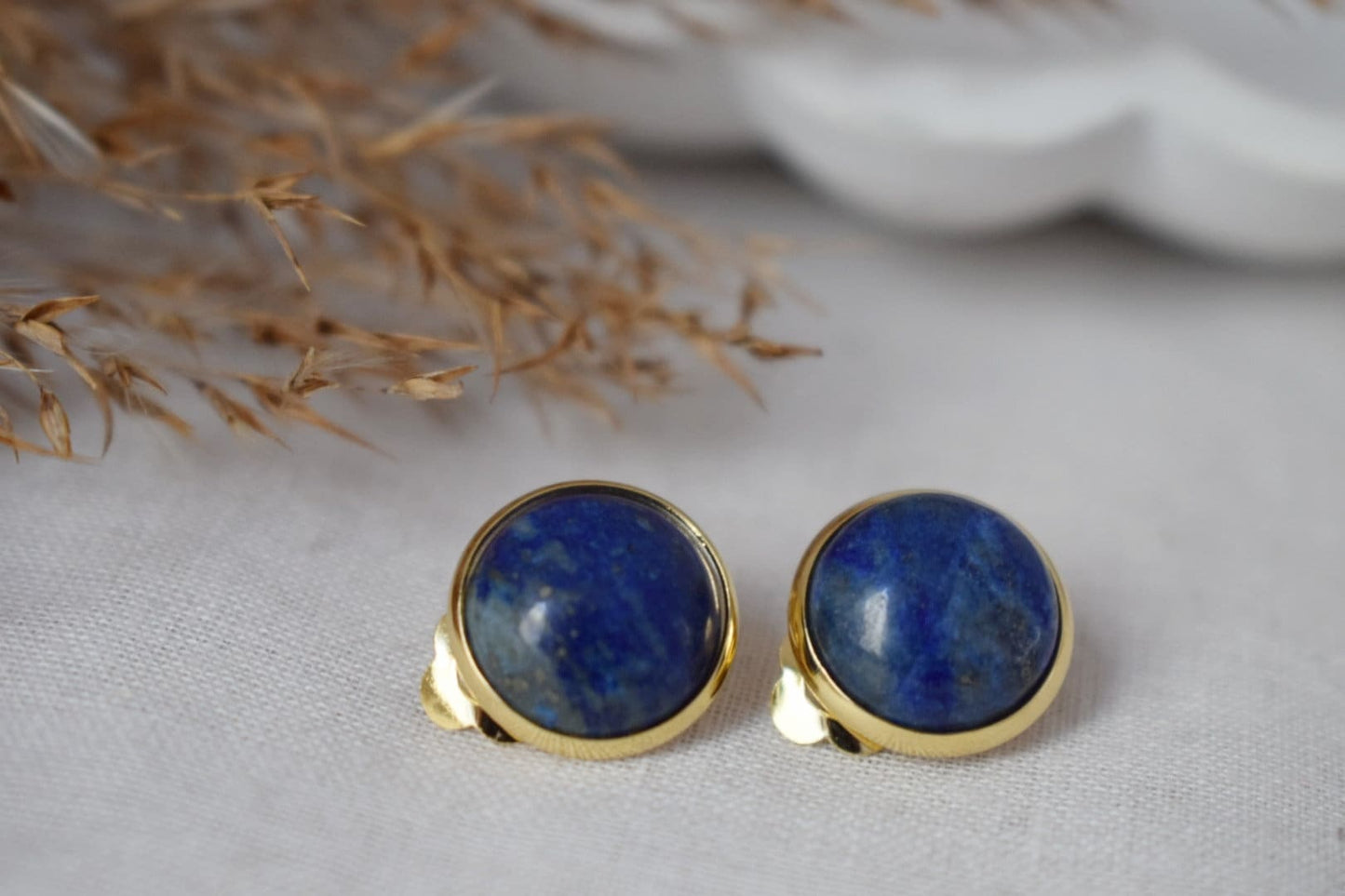 Vergoldete Ohrclips Lapislazuli, Ohrclips blauer Edelstein, Edelstahl, Runde Ohrclips für Frauen, Nicht durchbohrte Ohrringe