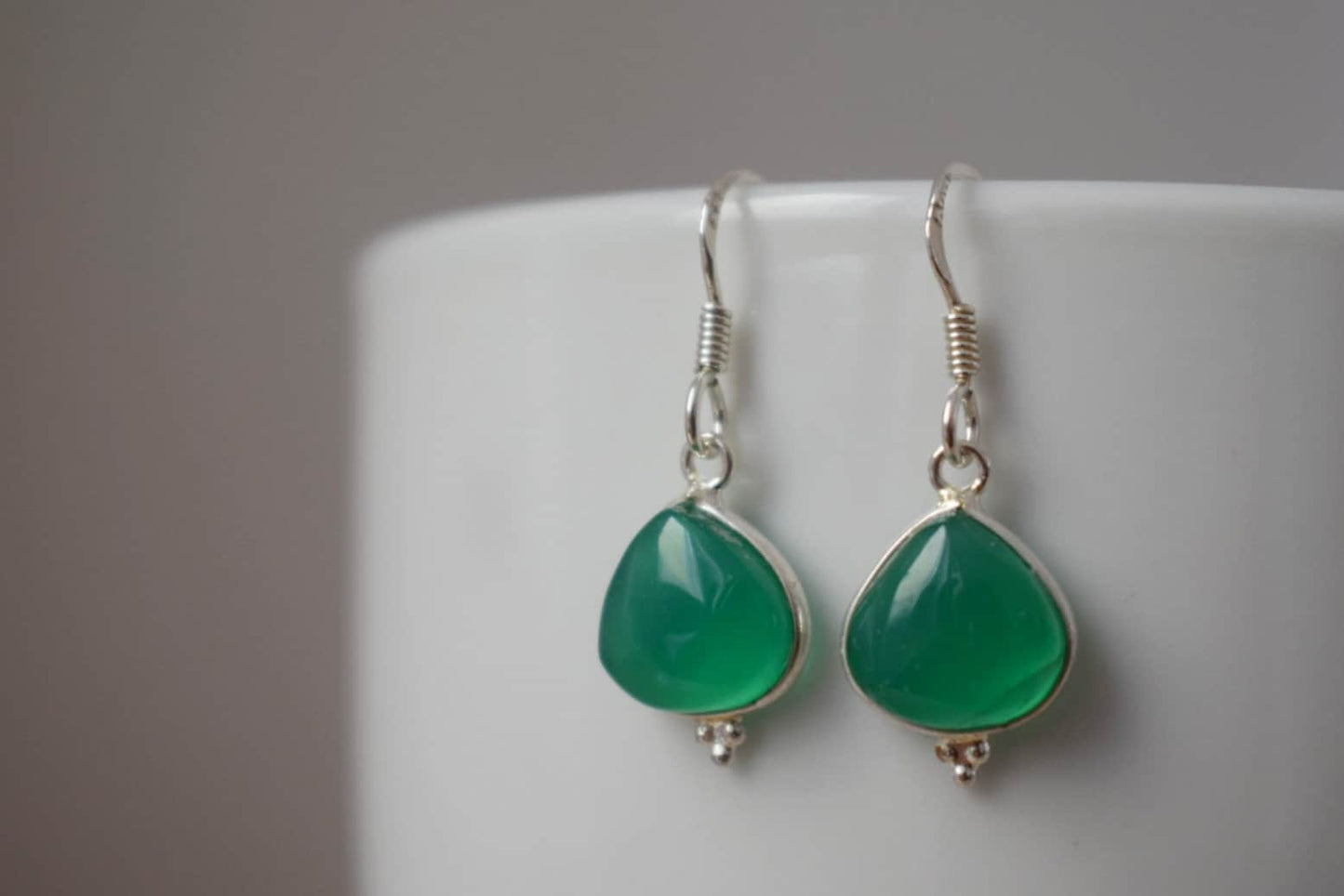 Grüne Onyx Ohrringe aus 925 Sterling Silber, Tropfen Edelstein Ohrringe, Naturstein, Einzigartiger Silberschmuck, Bestes Geschenk für Sie