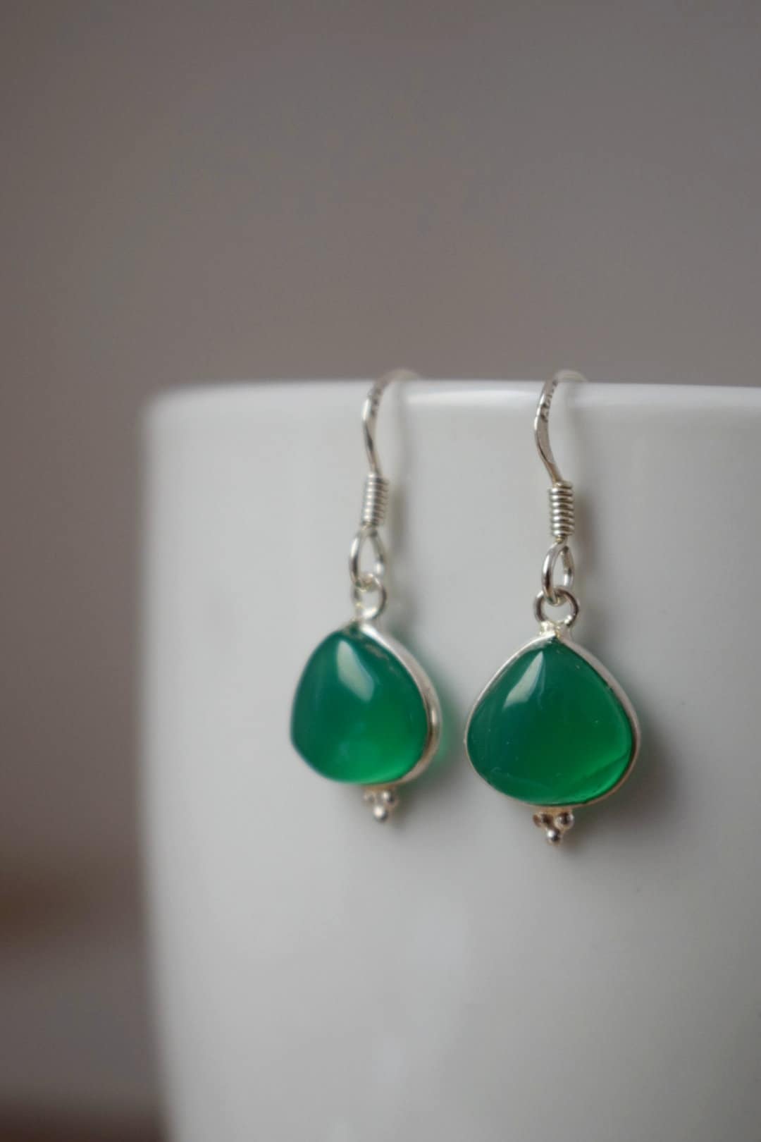 Grüne Onyx Ohrringe aus 925 Sterling Silber, Tropfen Edelstein Ohrringe, Naturstein, Einzigartiger Silberschmuck, Bestes Geschenk für Sie