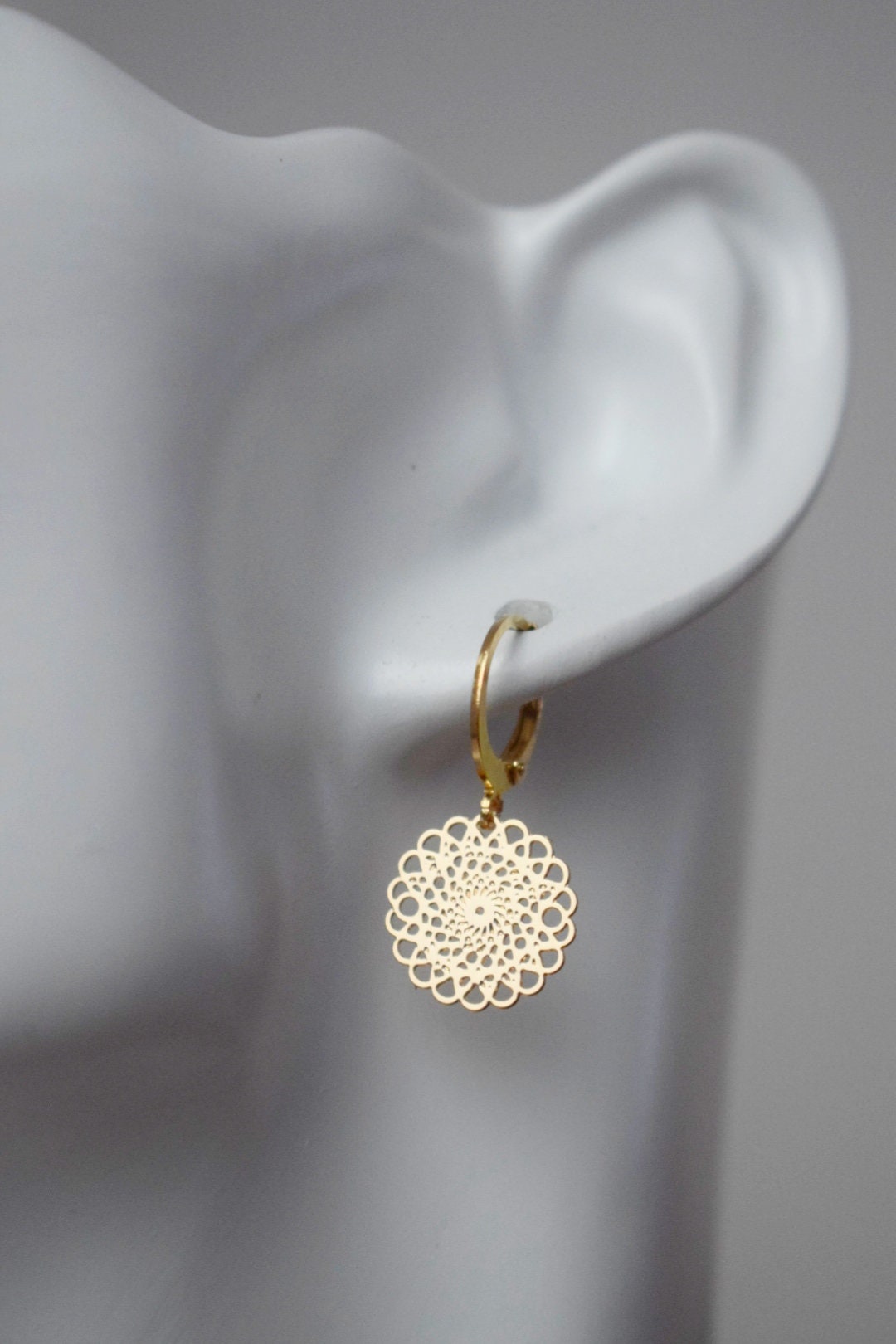 Ornament-Ohrringe für Frauen, Mandala-Huggie-Creolen, Edelstahl-Ohrringe, Boho-Filigran-Goldohrringe, Mandala-Schmuck, Geschenk für Sie