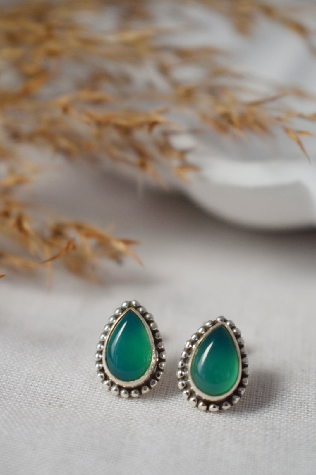 Tropfenförmige grüne Onyx Ohrstecker aus 925 Sterling Silber, Kleine Tropfen Edelstein Ohrstecker für Sie, Einzigartiger Naturstein Schmuck, Muttertagsgeschenk