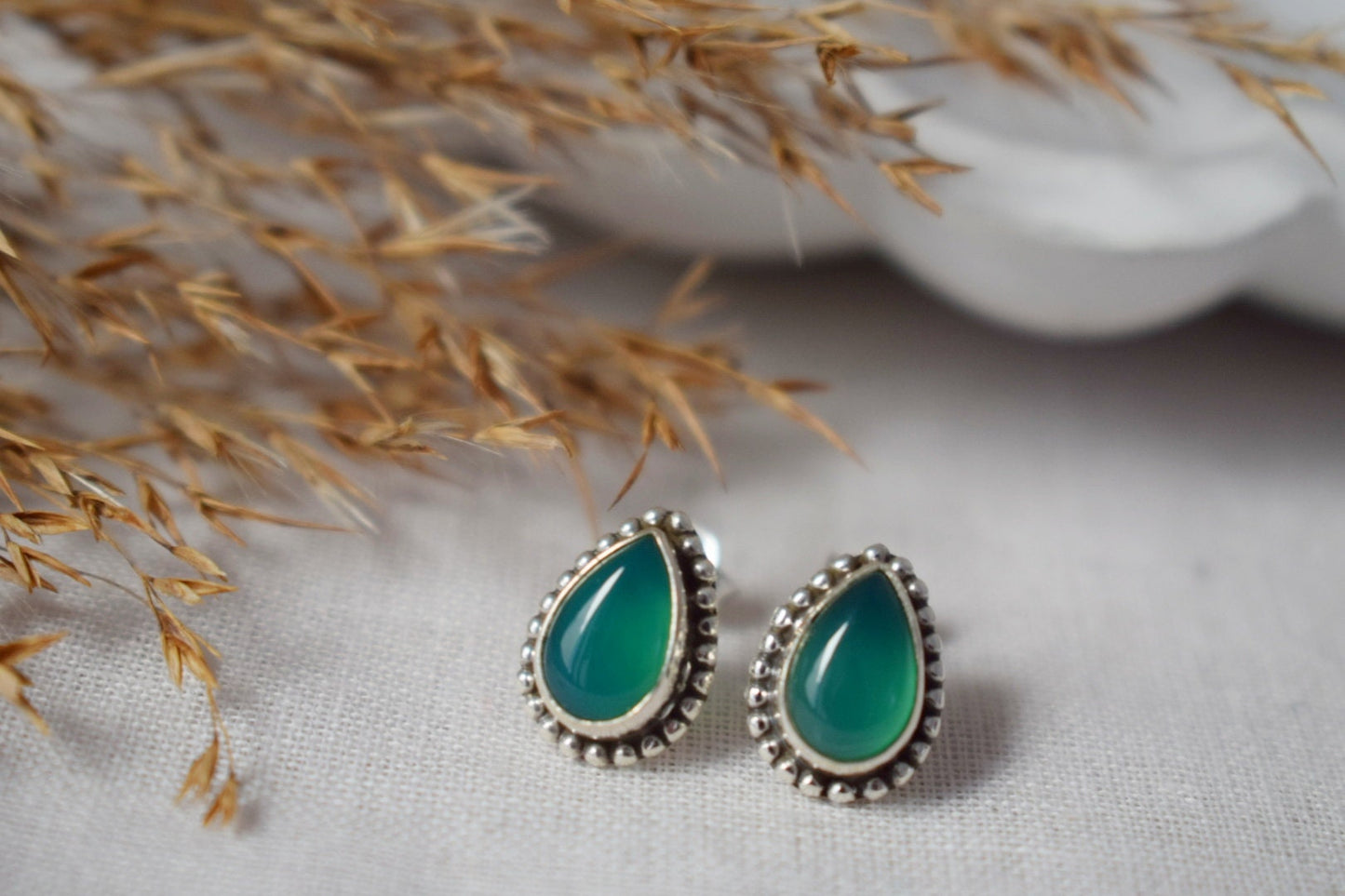 Tropfenförmige grüne Onyx Ohrstecker aus 925 Sterling Silber, Kleine Tropfen Edelstein Ohrstecker für Sie, Einzigartiger Naturstein Schmuck, Muttertagsgeschenk