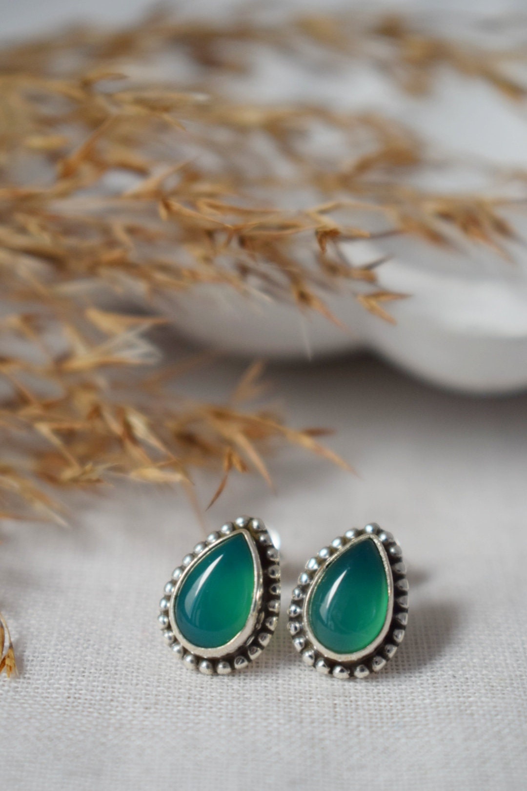 Tropfenförmige grüne Onyx Ohrstecker aus 925 Sterling Silber, Kleine Tropfen Edelstein Ohrstecker für Sie, Einzigartiger Naturstein Schmuck, Muttertagsgeschenk