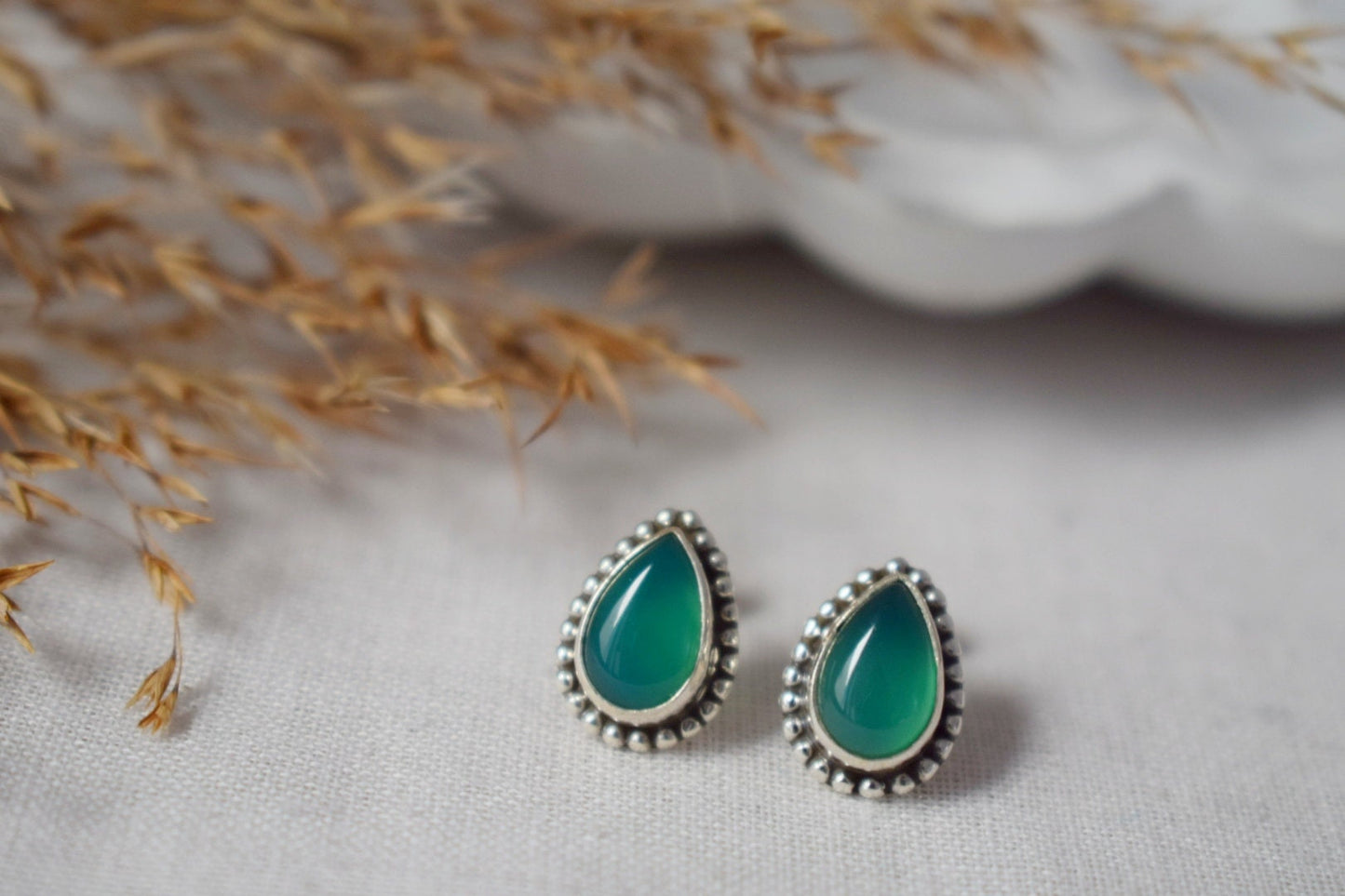 Tropfenförmige grüne Onyx Ohrstecker aus 925 Sterling Silber, Kleine Tropfen Edelstein Ohrstecker für Sie, Einzigartiger Naturstein Schmuck, Muttertagsgeschenk