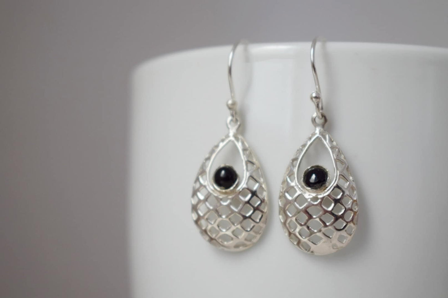 Schwarze Onyx-Ohrringe mit Sterling-Silber-Tropfen-Ornament-Anhänger und 925er Silber-Ohrringhaken, Boho-Edelsteinschmuck, Geschenk für Sie