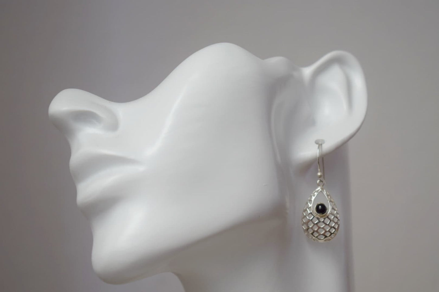 Schwarze Onyx-Ohrringe mit Sterling-Silber-Tropfen-Ornament-Anhänger und 925er Silber-Ohrringhaken, Boho-Edelsteinschmuck, Geschenk für Sie