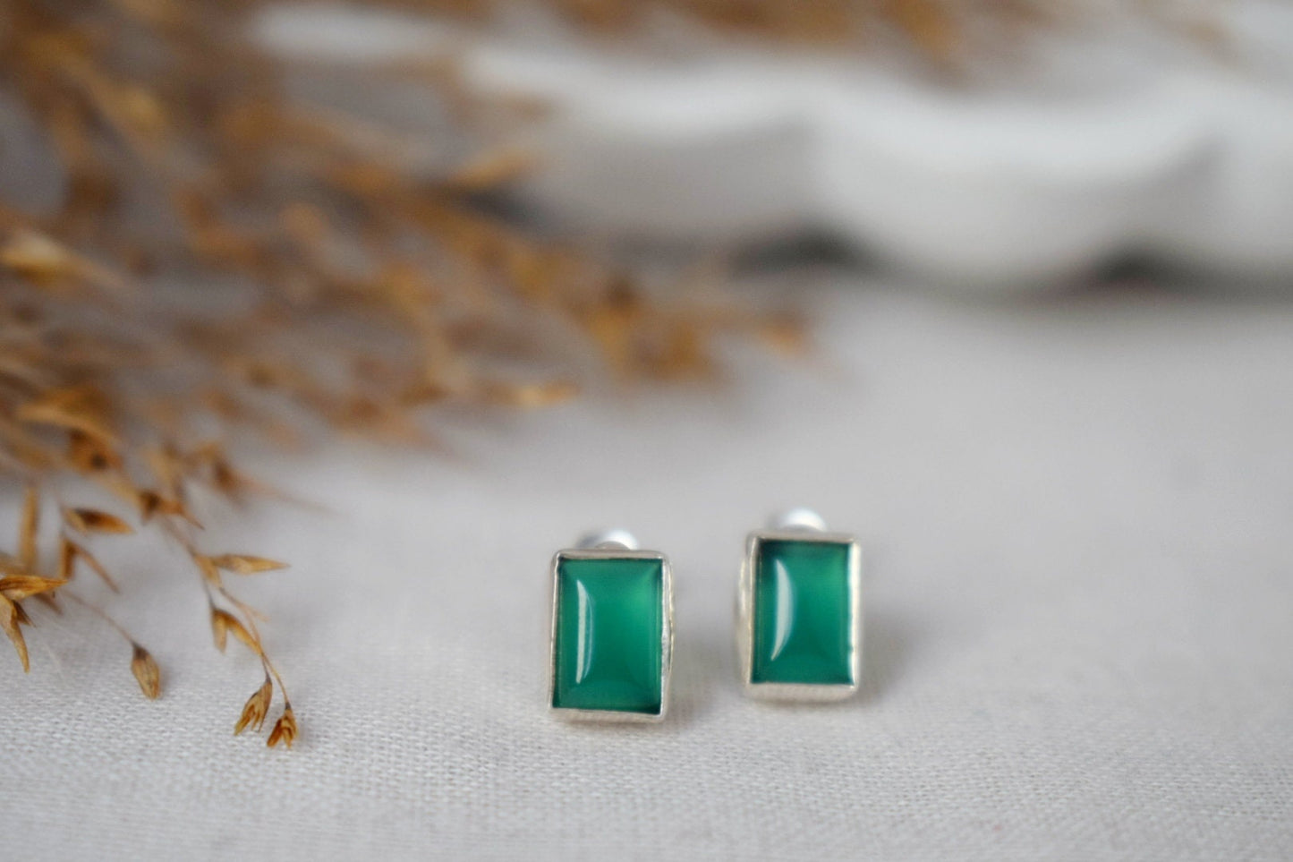Grüne Onyx Sterling Silber Ohrstecker, Kleiner Edelstein Schmuck, Minimalistische Ohrringe aus Naturstein, Leichte Ohrstecker, Valentinstag Geschenk