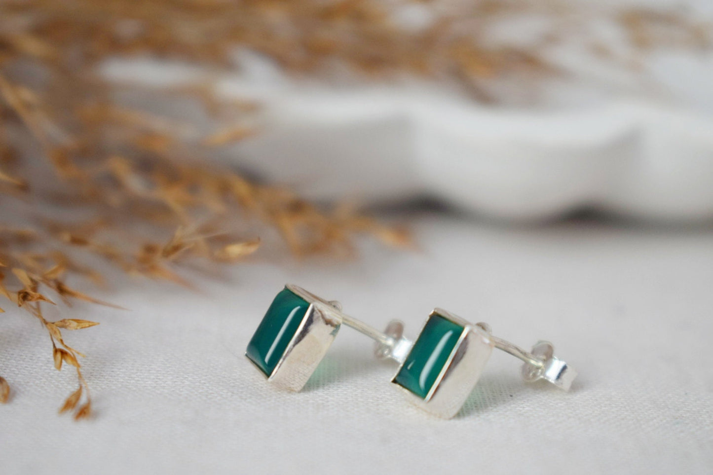 Grüne Onyx Sterling Silber Ohrstecker, Kleiner Edelstein Schmuck, Minimalistische Ohrringe aus Naturstein, Leichte Ohrstecker, Valentinstag Geschenk