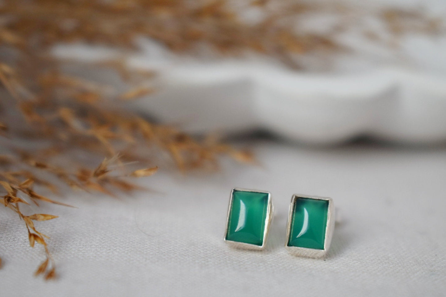 Grüne Onyx Sterling Silber Ohrstecker, Kleiner Edelstein Schmuck, Minimalistische Ohrringe aus Naturstein, Leichte Ohrstecker, Valentinstag Geschenk