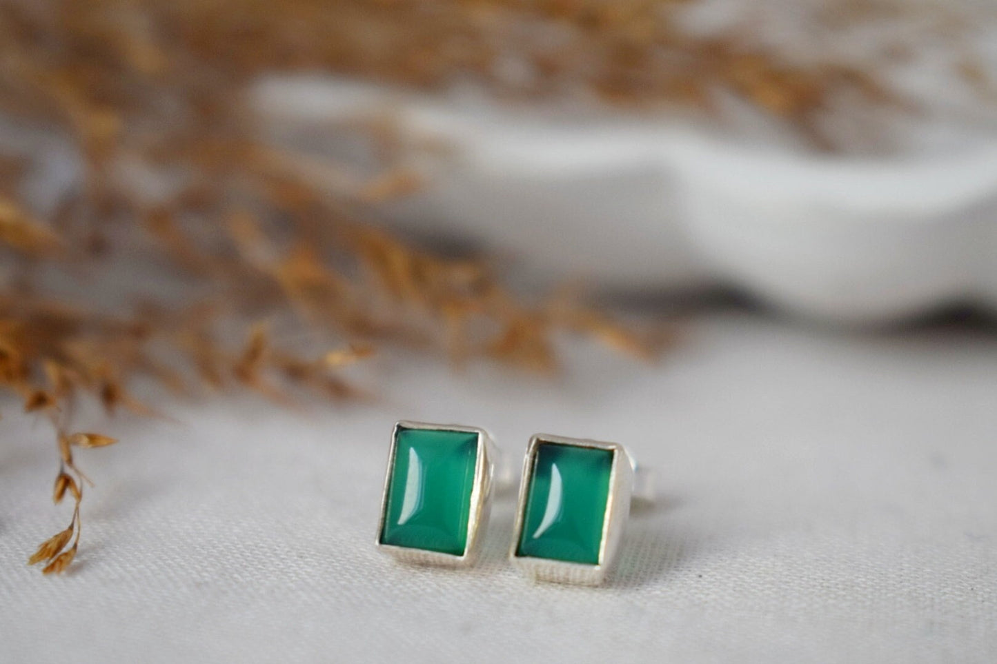Grüne Onyx Sterling Silber Ohrstecker, Kleiner Edelstein Schmuck, Minimalistische Ohrringe aus Naturstein, Leichte Ohrstecker, Valentinstag Geschenk
