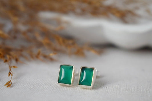 Grüne Onyx Sterling Silber Ohrstecker, Kleiner Edelstein Schmuck, Minimalistische Ohrringe aus Naturstein, Leichte Ohrstecker, Valentinstag Geschenk