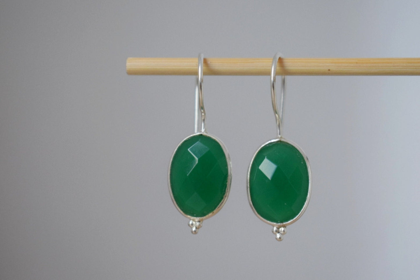 Grüne Onyx Ohrringe, 925 Sterling Silber Edelstein Ohrringe, Oval facettiert Naturstein, Einzigartiger Boho Schmuck, Bestes Weihnachtsgeschenk