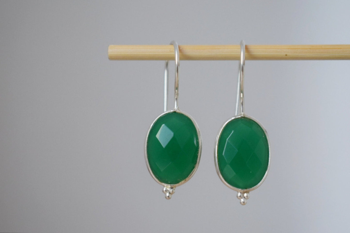 Grüne Onyx Ohrringe, 925 Sterling Silber Edelstein Ohrringe, Oval facettiert Naturstein, Einzigartiger Boho Schmuck, Bestes Weihnachtsgeschenk
