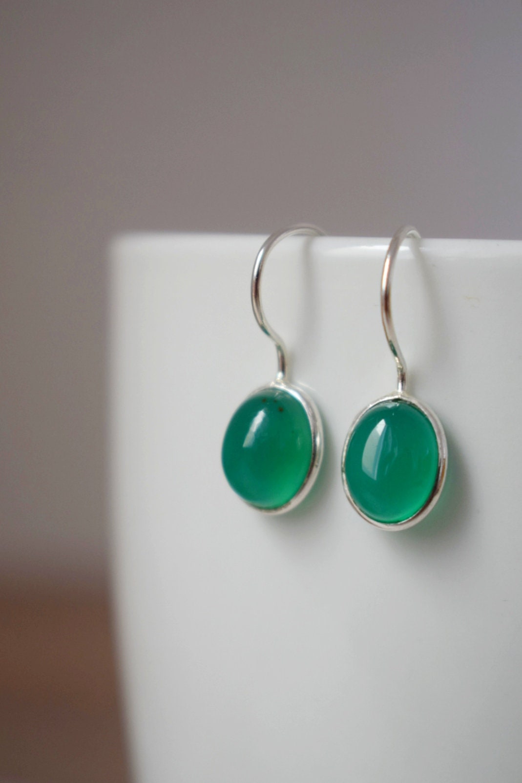 Kleine grüne Onyx-Ohrringe aus 925er Sterlingsilber, ovaler Edelstein-Unikatschmuck, glänzender Naturstein, bestes Muttertagsgeschenk für Sie