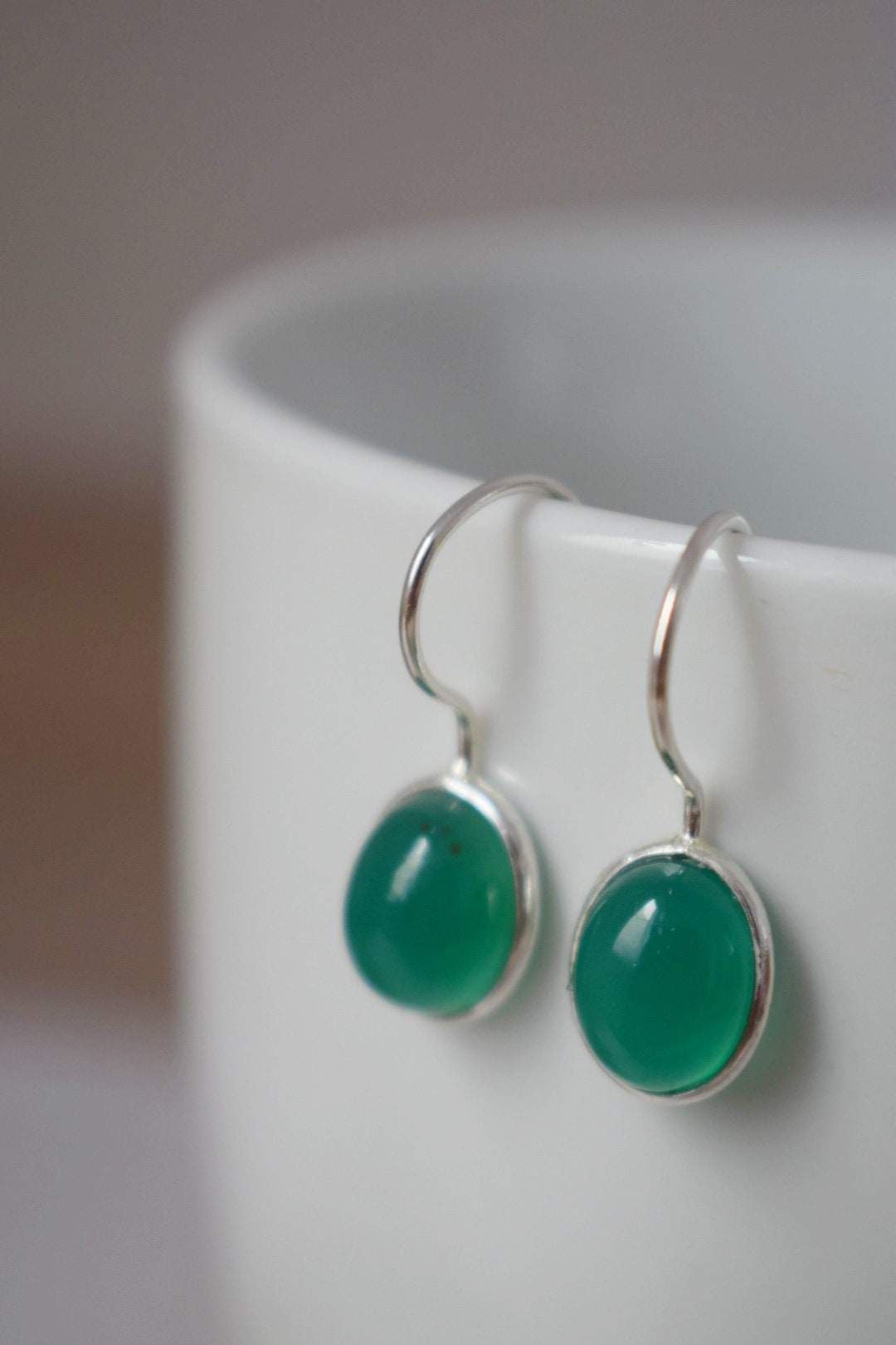 Kleine grüne Onyx-Ohrringe aus 925er Sterlingsilber, ovaler Edelstein-Unikatschmuck, glänzender Naturstein, bestes Muttertagsgeschenk für Sie