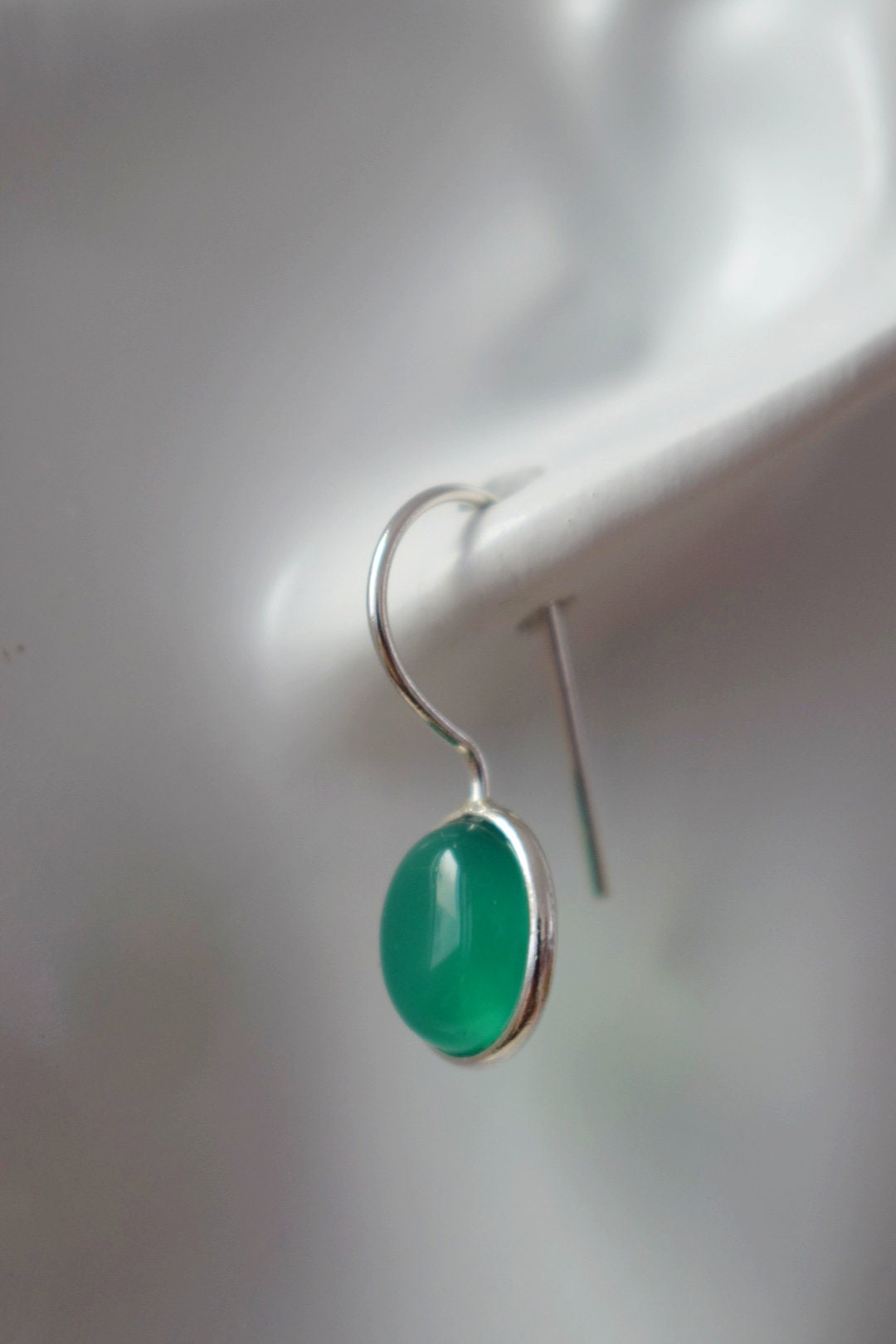 Kleine grüne Onyx-Ohrringe aus 925er Sterlingsilber, ovaler Edelstein-Unikatschmuck, glänzender Naturstein, bestes Muttertagsgeschenk für Sie