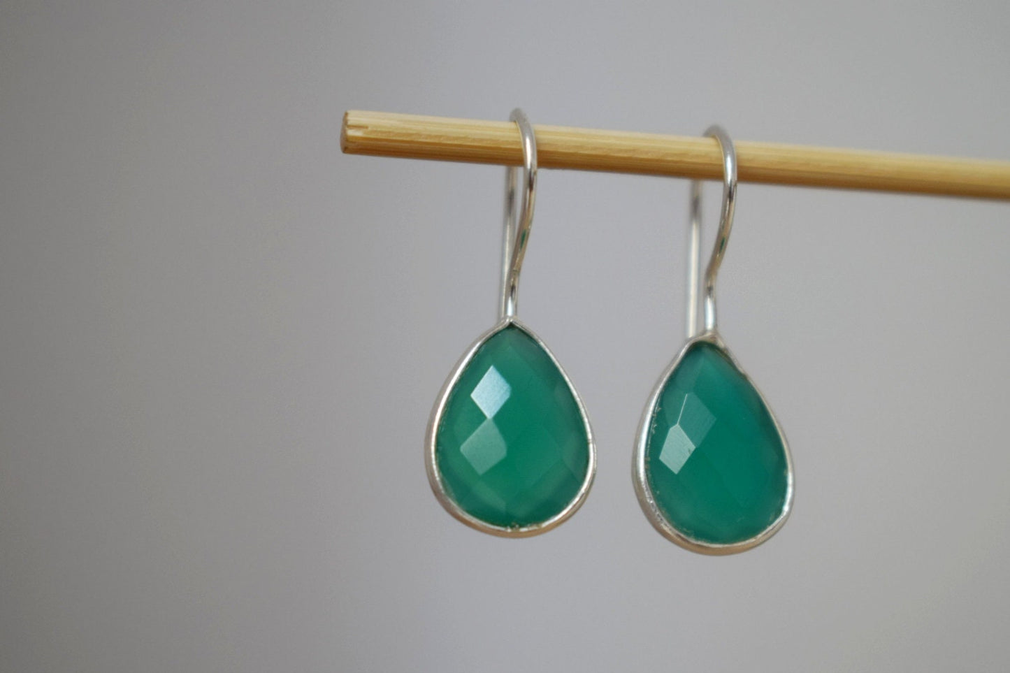 Tropfenförmige grüne Onyx-Ohrringe aus 925er Sterlingsilber, facettierte Edelstein-Ohrhänger, Einzigartiger Schmuck, Bestes Muttertagsgeschenk
