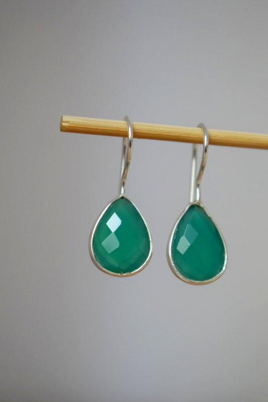 Tropfenförmige grüne Onyx-Ohrringe aus 925er Sterlingsilber, facettierte Edelstein-Ohrhänger, Einzigartiger Schmuck, Bestes Muttertagsgeschenk