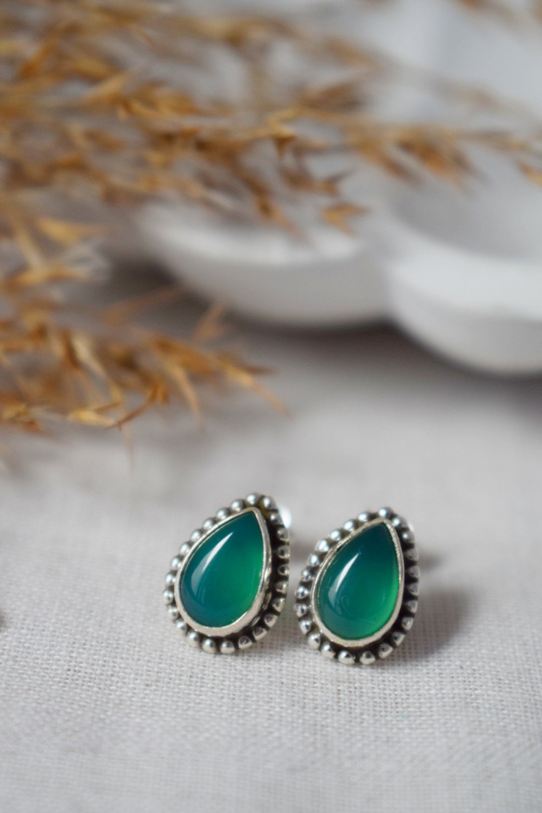Tropfenförmige grüne Onyx Ohrstecker aus 925 Sterling Silber, Kleine Tropfen Edelstein Ohrstecker für Sie, Einzigartiger Naturstein Schmuck, Muttertagsgeschenk