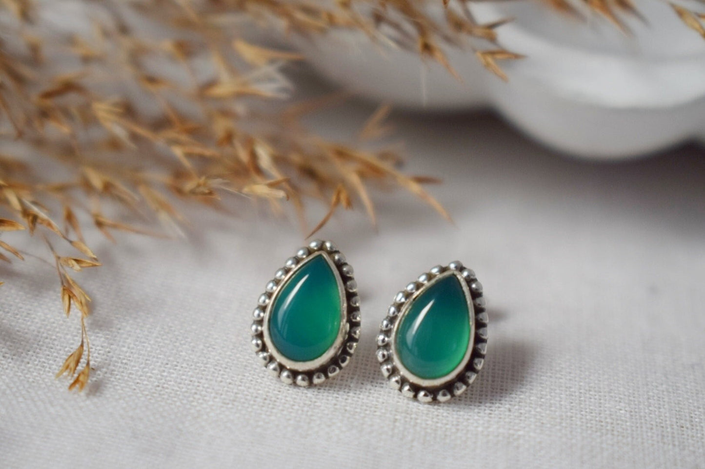 Tropfenförmige grüne Onyx Ohrstecker aus 925 Sterling Silber, Kleine Tropfen Edelstein Ohrstecker für Sie, Einzigartiger Naturstein Schmuck, Muttertagsgeschenk