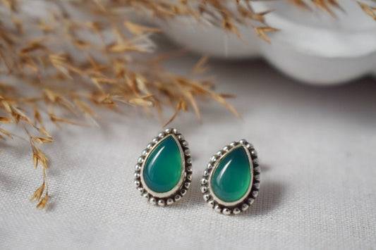 Tropfenförmige grüne Onyx Ohrstecker aus 925 Sterling Silber, Kleine Tropfen Edelstein Ohrstecker für Sie, Einzigartiger Naturstein Schmuck, Muttertagsgeschenk